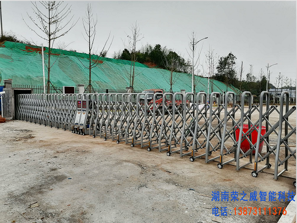湘潭海泡石新材料科技產(chǎn)業(yè)園對開電動伸縮門順利完工